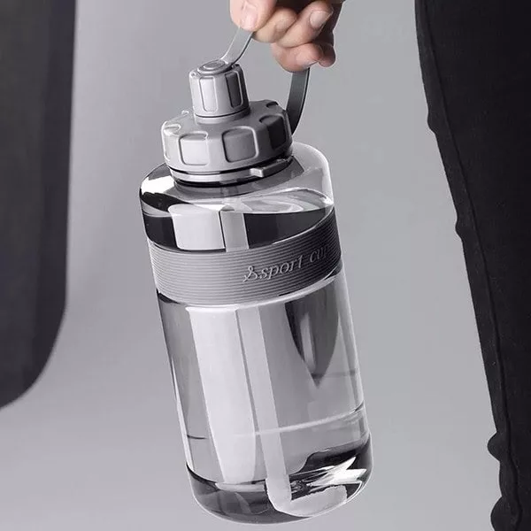 Sportflasche mit großem Fassungsvermögen und Trinkhalm